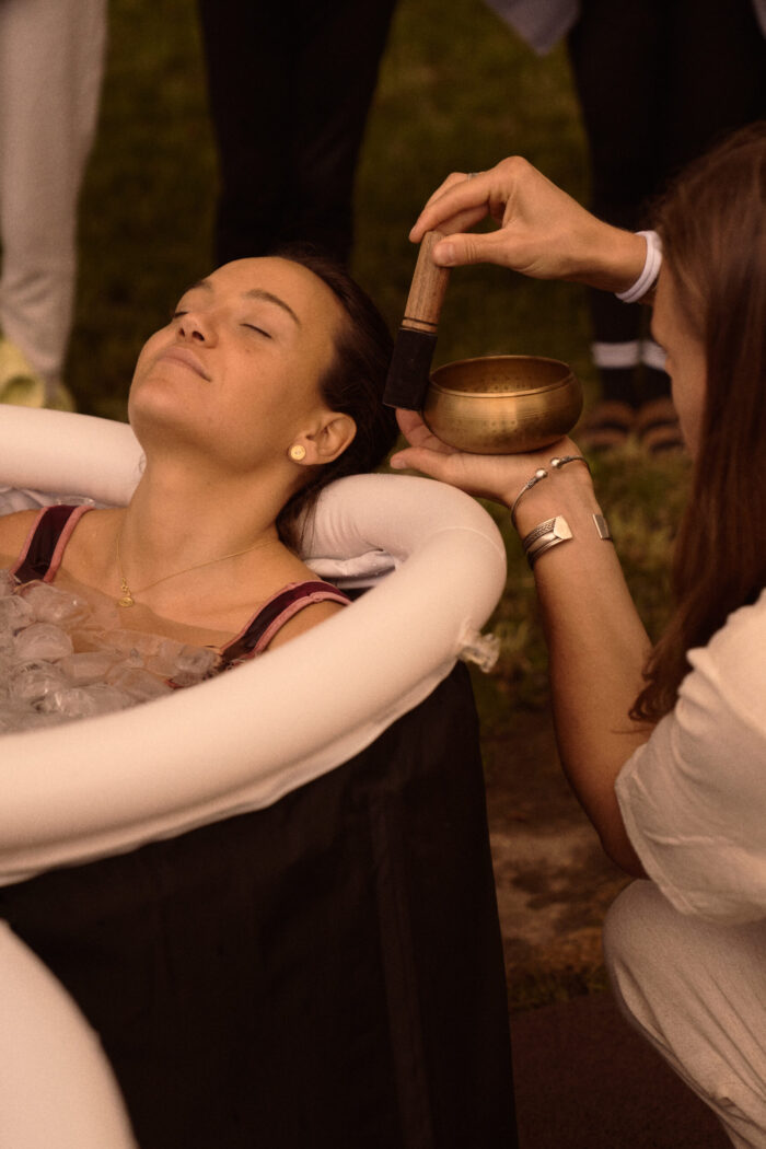 Pessoa em workshop de banho de gelo da Esse Mood com Terapia de som